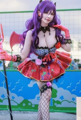 Coser “Magic Flower” rivela gambe bianche, tenere e snelle (10p)