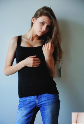 Brunette Teen Mila Azul espone le sue splendide tette grandi e pose nude (20p)