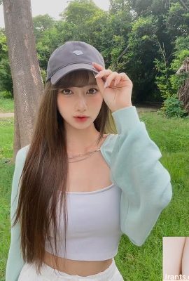 La bella ragazza con gli occhi elettrici trasuda una bella atmosfera ed è sexy e calda su tutto il suo corpo (11p)