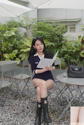 La bella insegnante “Kelly” ha una faccia delicata e una figura paffuta per attirare l'attenzione (11p)