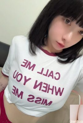 La bella ragazza “Petidi” mostra le sue bellissime curve del corpo e attira la tentazione accattivante (10p)