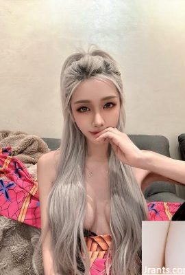 La bella dea delle gambe “Yan” i feromoni sono pazzamente fritti nell'aria e il gusto sensuale. Le due cime super belle sono troppo impressionanti, la curva S è snella e materiale (10p)