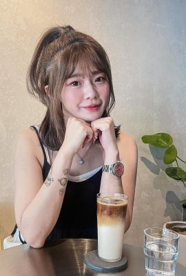 La bella ragazza “Sunny Tingting” rivela il suo corpo bianco e tenero di fronte alla sua arma (10p)