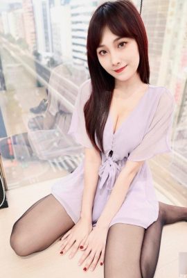 Il temperamento della “neve” della bella ragazza è piccolo e fresco e le sue belle gambe di alta qualità sono super bianche e tenera (10p)