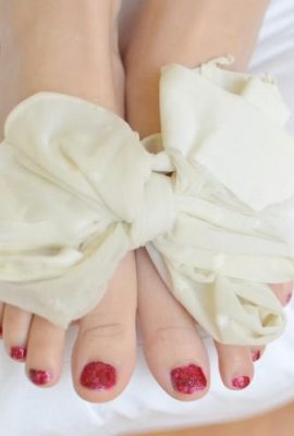 (Foto di Legku) N.005 Ragazza a gambe lunghe con pantaloni trasparenti sotto calze bianche