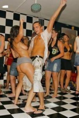 Goditi l'orgia del sesso pazzo con seni grassoccio alla festa del sesso ubriaco (10p)