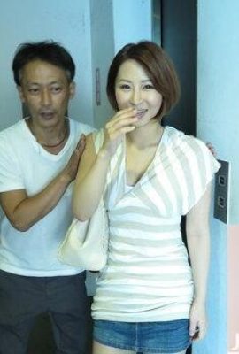 Mika ha un sacco di liquido vaginale, le piace applicare olio e trapunte, che è molto allettante (14p)