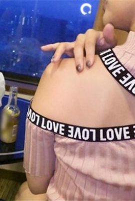 La ragazza super sexy che stava chiacchierando nella taverna, ma non si aspettava che fosse un prodotto con un sacco di liquido vaginale. Non poteva sopportarlo se avesse appena giocato. Ha davvero trovato un tesoro (32p)