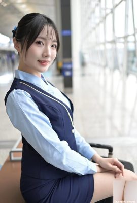 Bellissimo assistente di volo in uniforme
