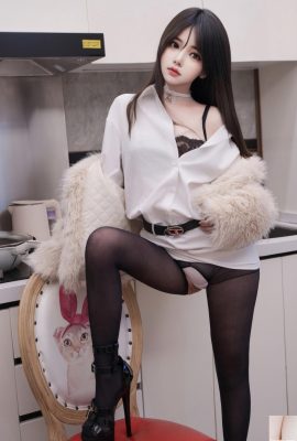 Lin Yueyue – vestiti bianchi e seta nera (65p)