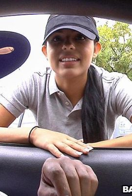 È così soddisfacente guardare una bella ragazza che sorride di piacere (12P)