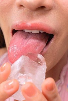 Morinaga Ice: una donna dal volto osceno con la lingua che si dimena. Morinaga Ice (21P)