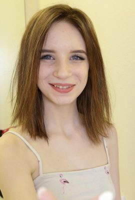 La giovane Lily Moon si fa massaggiare e scopare la fica dal fratellastro in POV (20P)