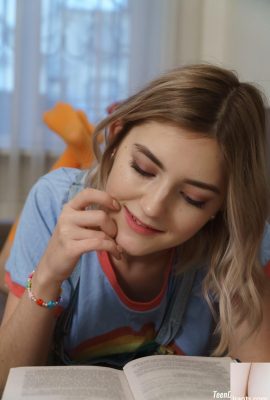 La carina adolescente Eva Elfie mostra e afferra le sue tette perfette e le sue dita vongola (21P)