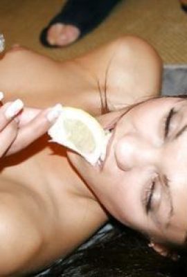 La pancia piatta della troia bionda ricoperta di sperma dopo il sesso di gruppo (11P)