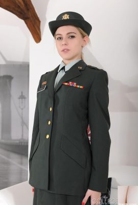 Uniforme universitaria con Chloe Toy Sex Photos (21P)