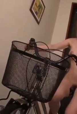 Tutor nudo, lascia che tutta la famiglia la scopi se riesce a fare bene l'esame (49P)