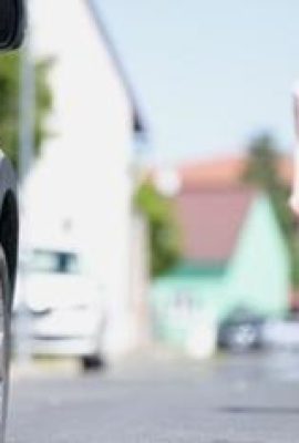 La ragazza straniera è così bella. Ha una figura perfetta. Condivide la sua esperienza di erezione in un romantico rapporto a tre (21P)