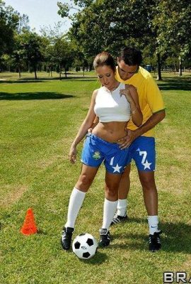 Dopo aver giocato a palla, la bella era fradicia di sudore e si è fatta una doccia per rilassarsi in bagno (23:00)