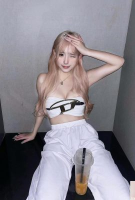 La ragazza sexy “Baicai” mostra il suo corpo attraente senza vergogna (10P)