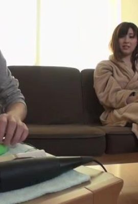 Questa è la prima volta che una moglie tettona viene a caccia di una giovane ragazza. Una moglie del genere è davvero arrapata (27P)