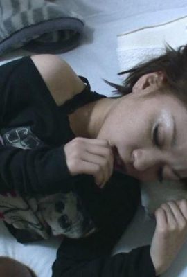 Ragazza amatoriale con la figa super pelosa deve essere molto sexy e troia a letto (28P)