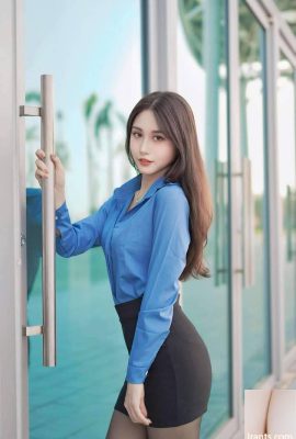 Bellezza dai capelli lunghi con culo sodo e calze nere