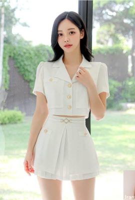 Bellissimo vestito estivo per la sorella con le gambe lunghe