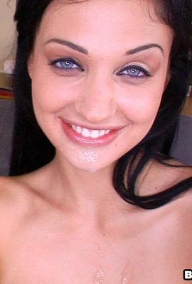 Una giovane donna sexy dagli occhi azzurri deruba un uomo di colore, solo un grosso cannone nero può soddisfarla (12P)